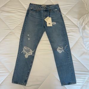 Never worn Levi wedgie jeans